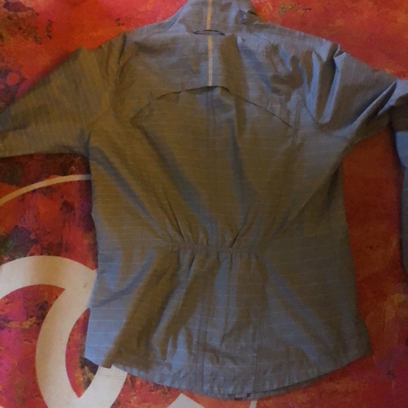 Athleta Rain Run Gray Stripe Jammin Cinch Reflective Jacket Coat - Picture 6 of 6
